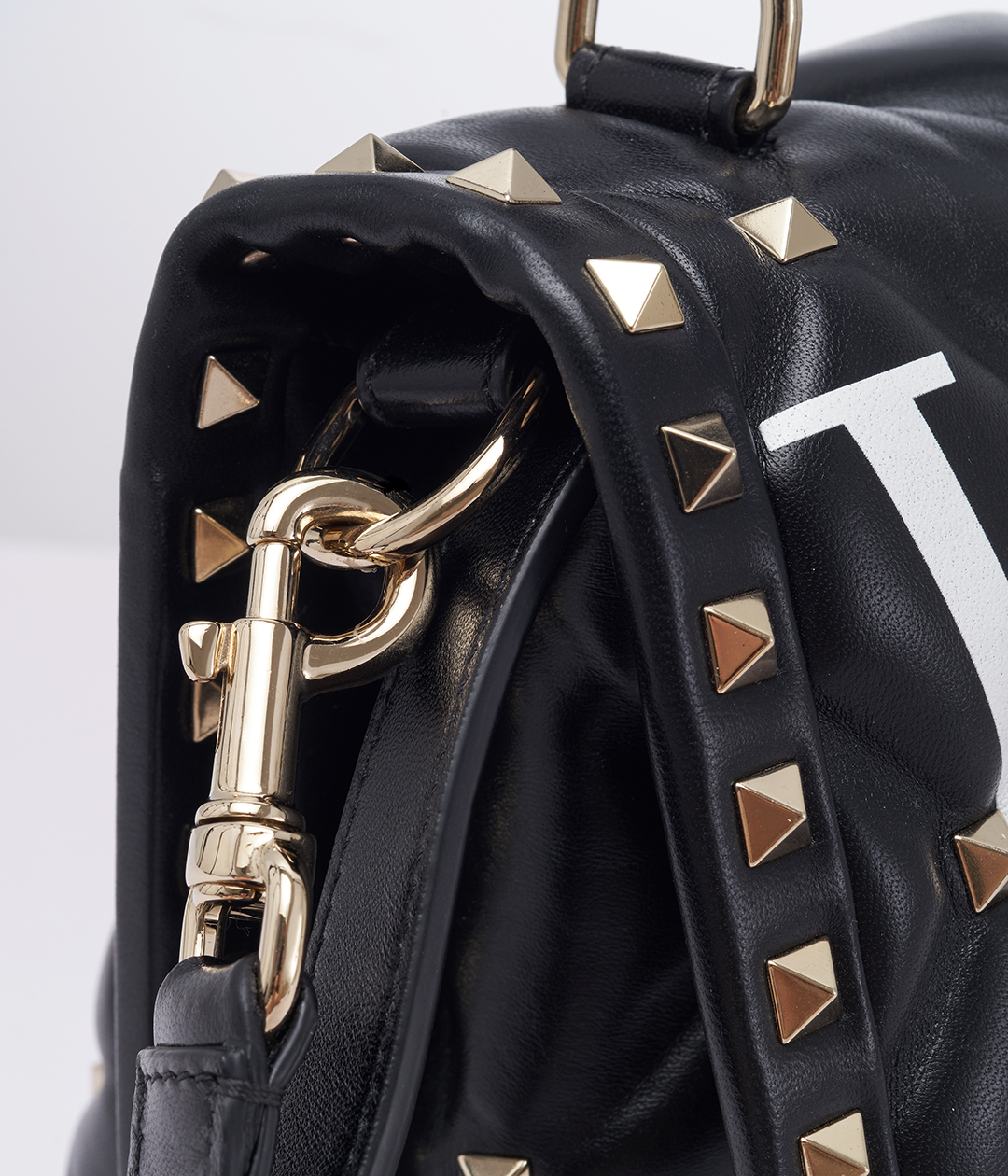 Strap detachment detail