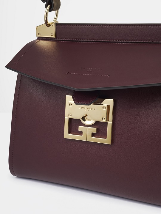 Mystic Bag clasp open