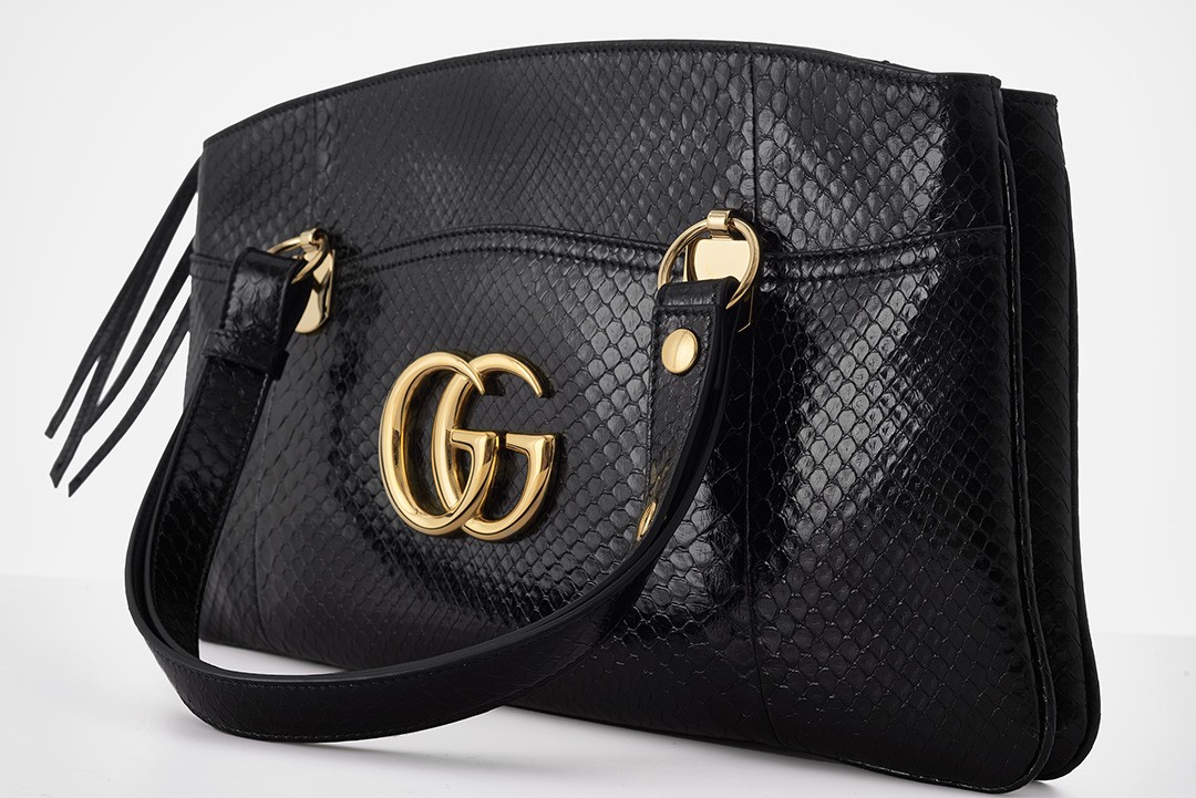 Arli bag logo detail