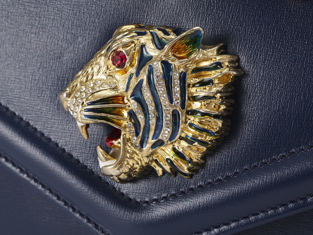 Gucci Rajah Clasp Close-up