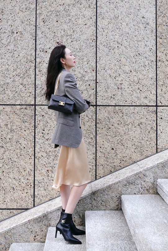 Tong Yao with Victoire Bag