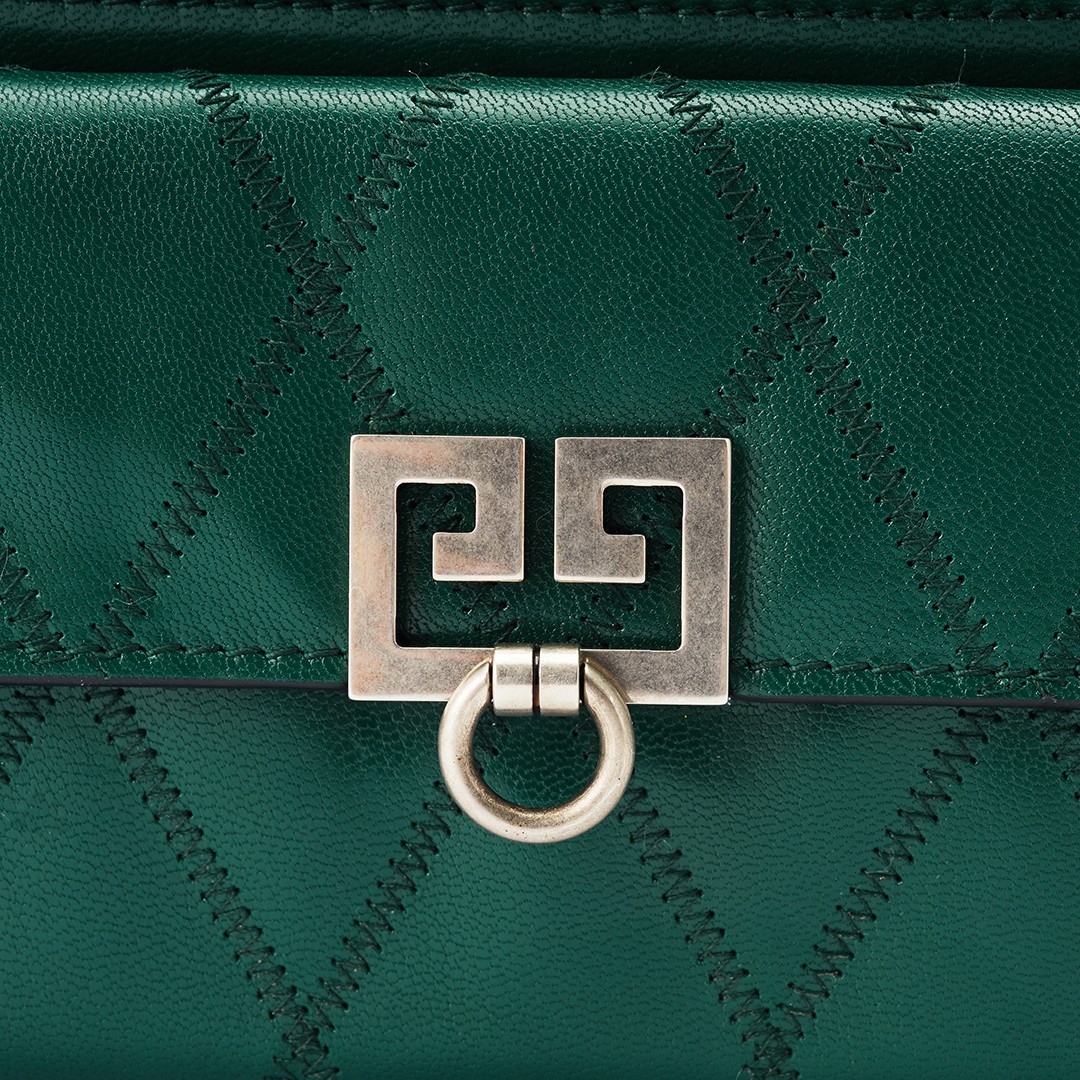 Magnetic clasp detail