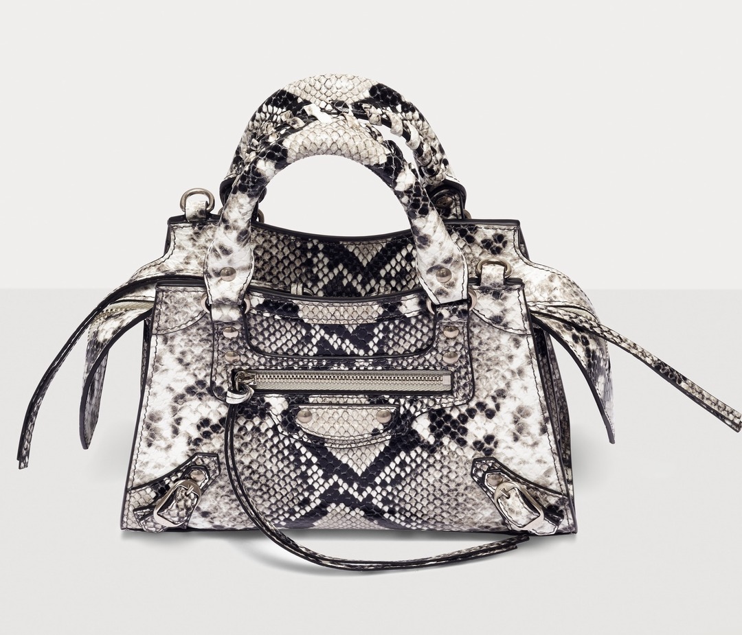 Bag interior and capacity