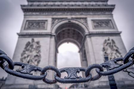 Arc de Triomphe chains