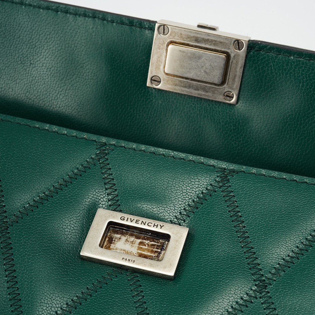 Clasp open detail