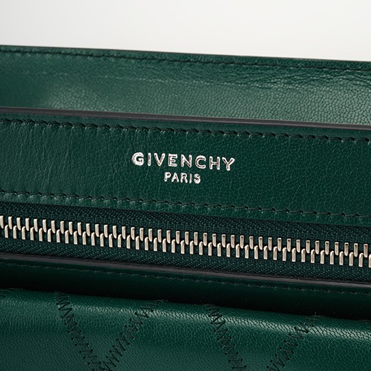 Zipper pull detail